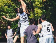 IM体育在线注册-职业篮球比赛团队间激烈角逐，球员全力以赴的简单介绍