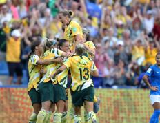 IM体育动画直播通道-巴西女足队员团结一致，赢得掌声