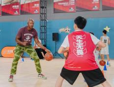 IM体育社区互动入口-NBA休赛日球员们赴慈善活动