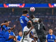 IM体育-关于主力缺阵挑战更艰难，榜首之战关键在阵容的信息