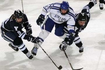 IM体育下载-跨洋对决，76人险胜辽宁队，麦科勒姆状态火热点燃赛场