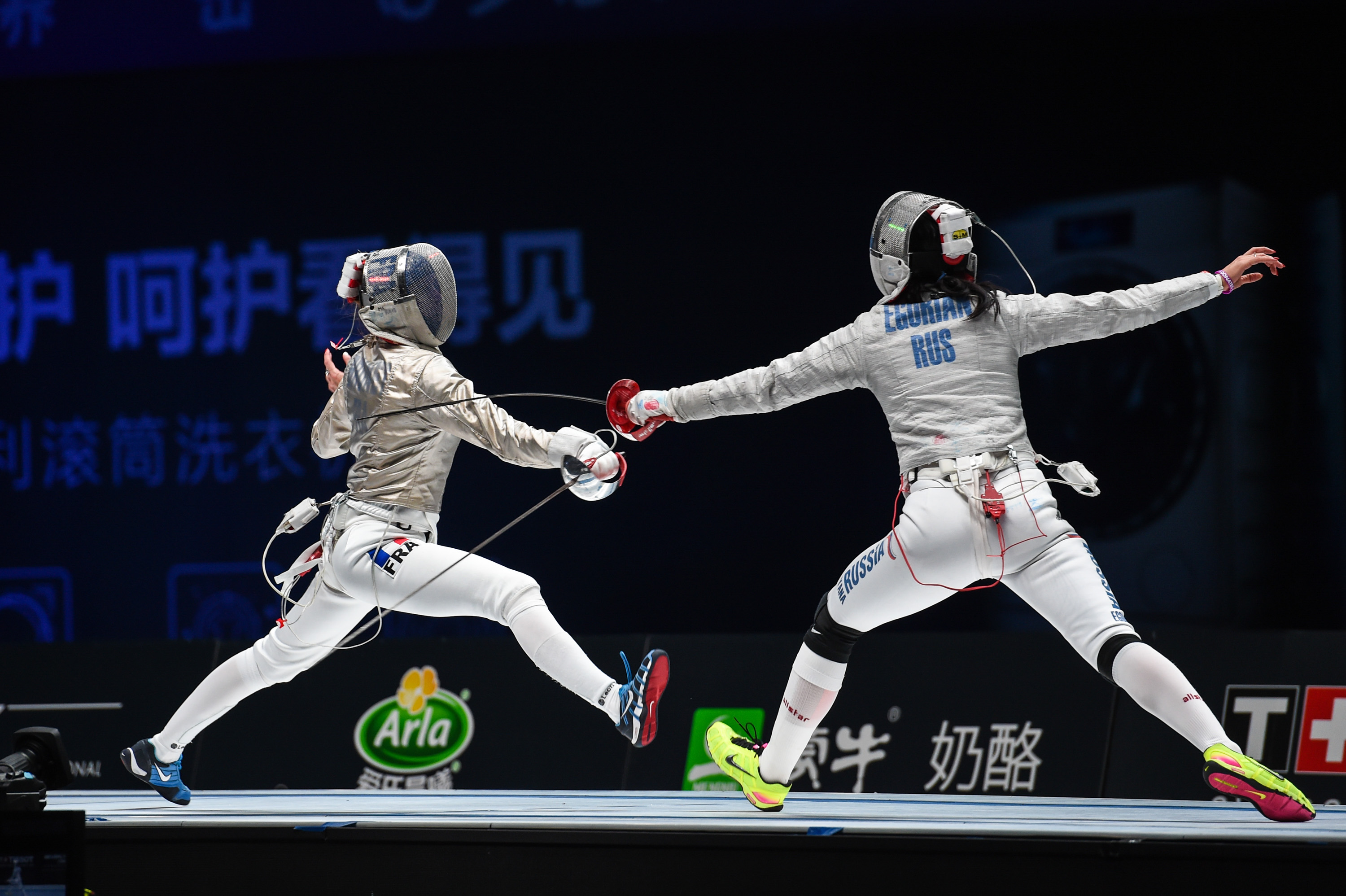 IM体育赛事直播入口-法国运动员在击剑比赛中奋勇争先