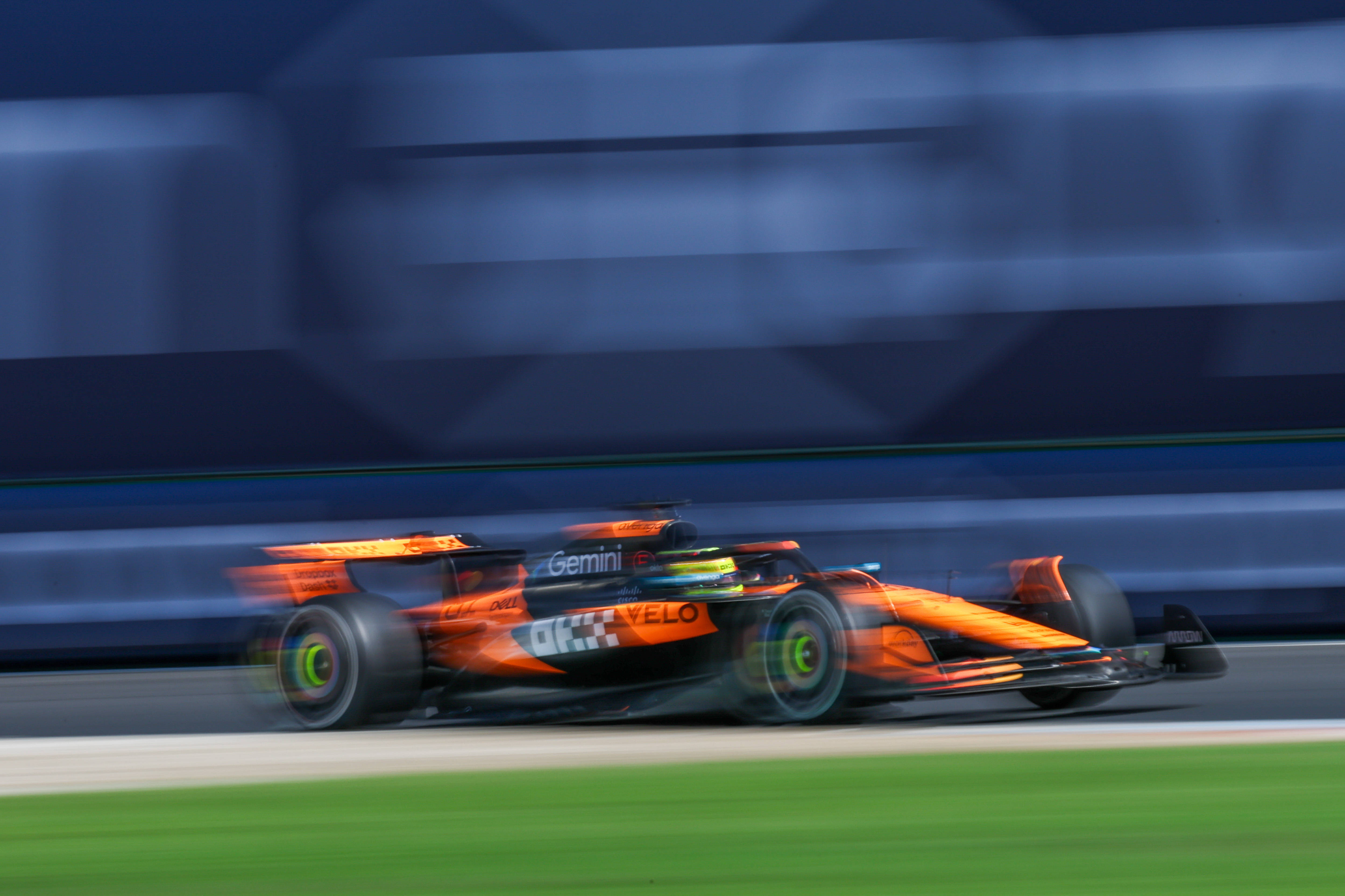 IM体育官方网-包含迈凯伦完胜雷诺车队，皮亚斯特里扛起全队的词条