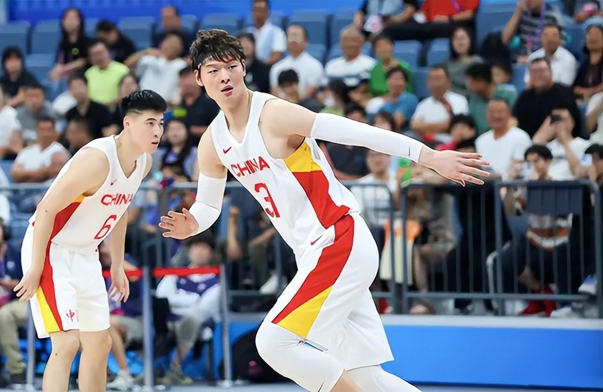 IM体育在线注册-篮网险胜勇士,王哲林点燃赛场