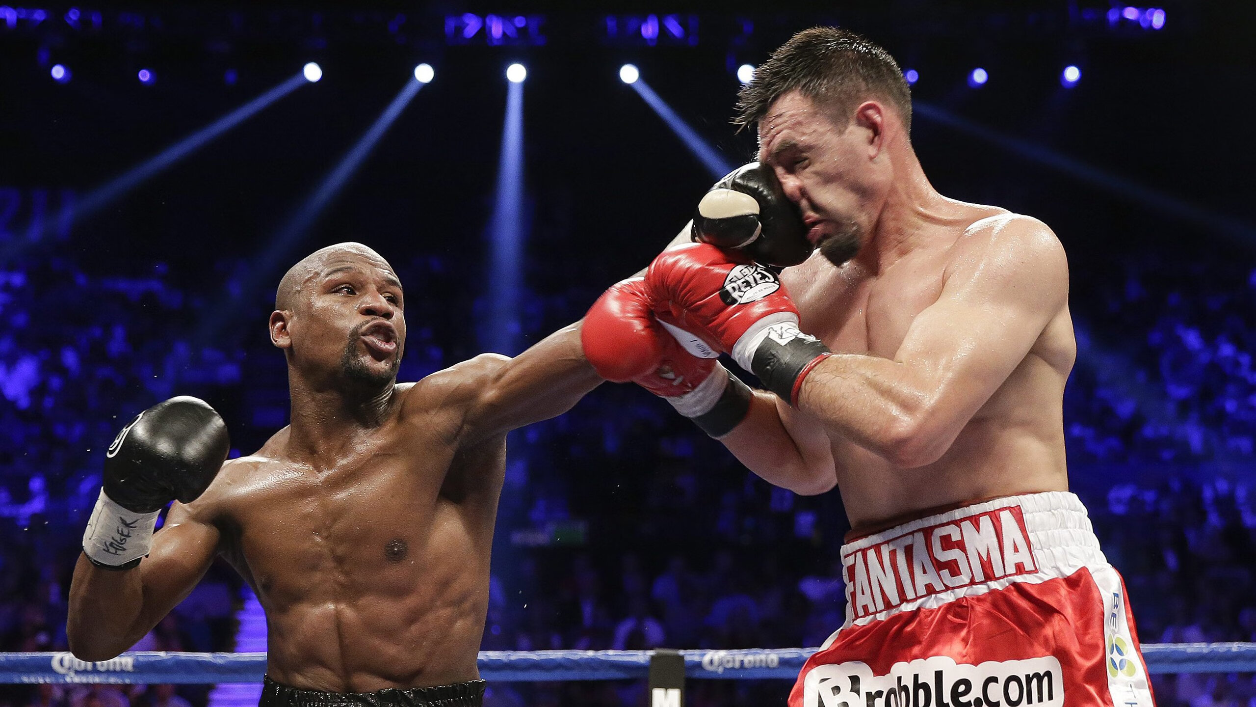 IM体育社区互动入口-当足球传奇驶入F1赛道，C罗接管揭幕战，葡萄牙精神跨越赛场边界