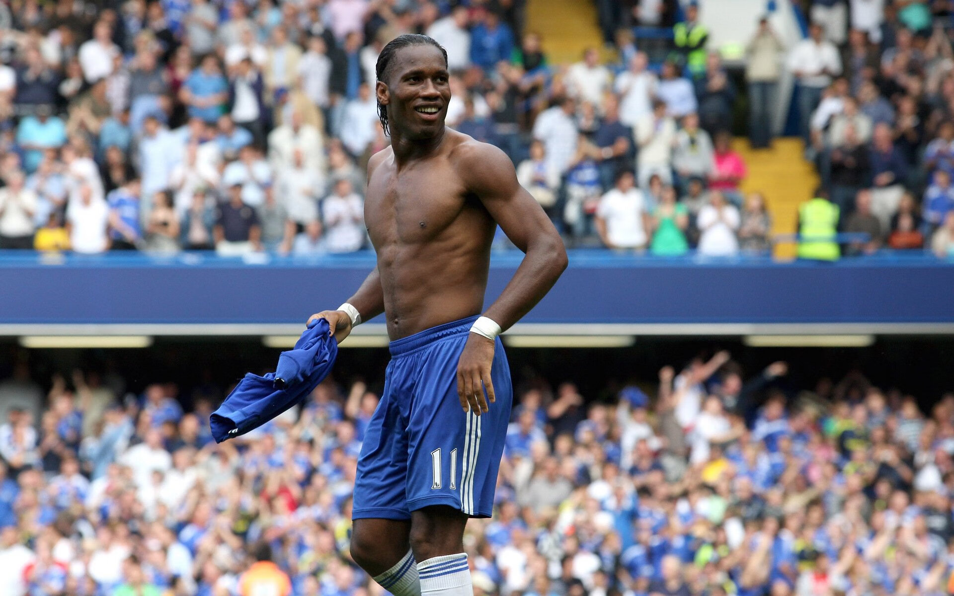 IM体育官方网-西甲国家德比之夜,拉文惊艳四座,当篮球巨星照亮足球圣殿